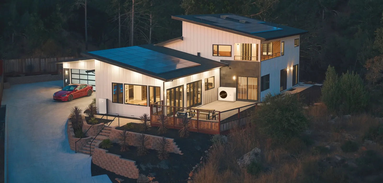 Casa moderna con sistema de autoconsumo solar instalado por SotySolar